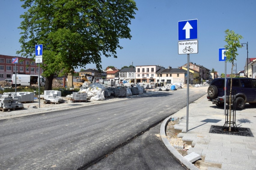 Ulica Piłsudskiego w Końskich już pełna samochodów, choć jeszcze oficjalnie nie jest oddana