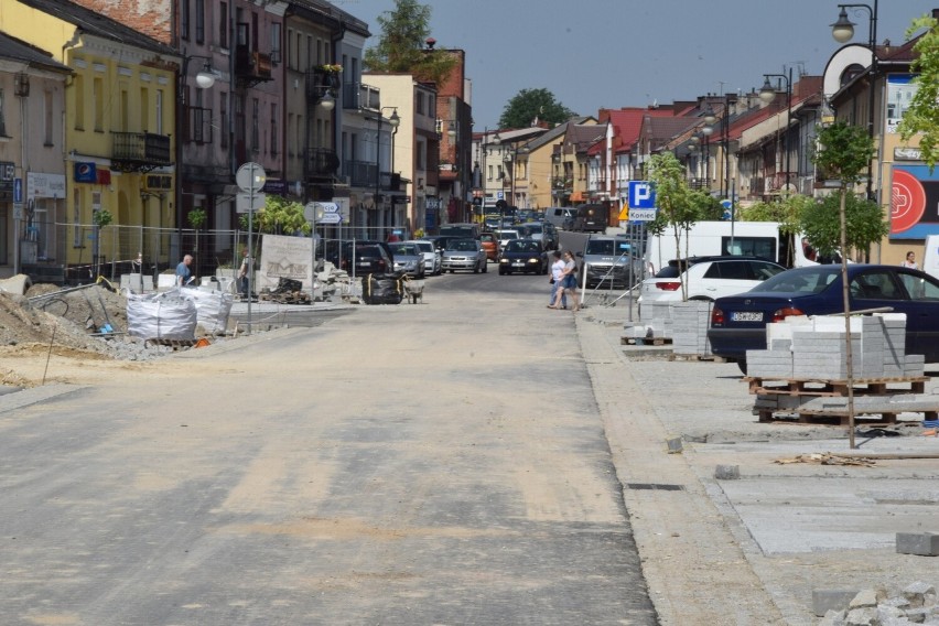 Ulica Piłsudskiego w Końskich już pełna samochodów, choć jeszcze oficjalnie nie jest oddana