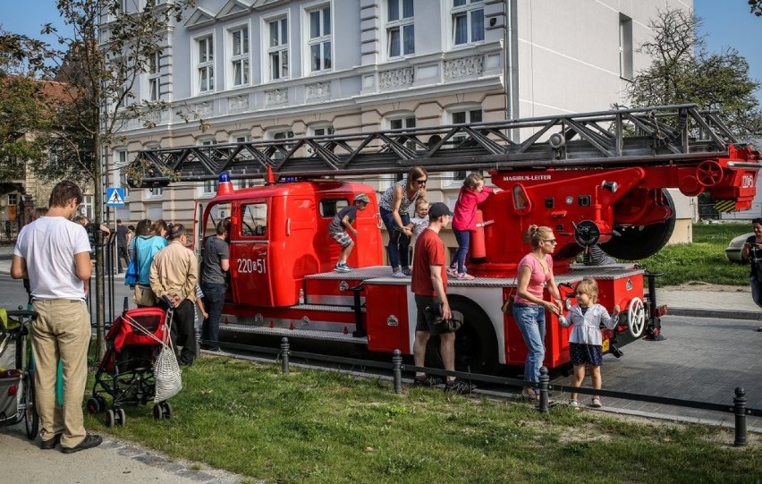 Zabawa w Stylu Retro na Dolnym Mieście. Bawili się przy starej zajezdni tramwajowej [ZDJĘCIA]