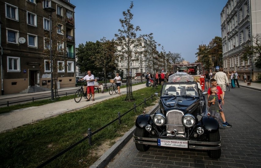 Zabawa w Stylu Retro na Dolnym Mieście. Bawili się przy starej zajezdni tramwajowej [ZDJĘCIA]