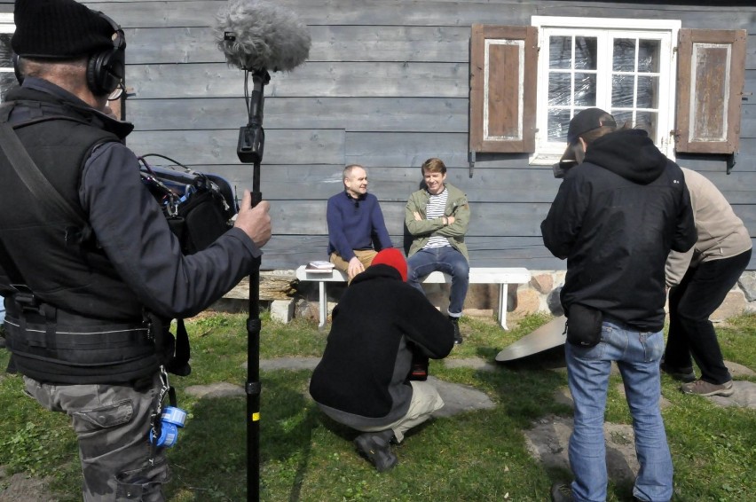 Żuławy. Karol Okrasa przygotowuje nowy program o żuławskiej kuchni. Kucharz pojawił się w Żelichowie