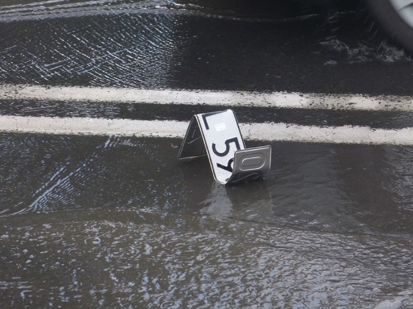 Gwałtowna ulewa nad Olkuszem. Samochody tonęły w wodzie [ZDJĘCIA]