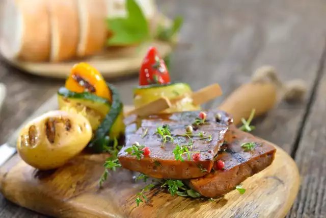 Domowy seitan przygotujecie z mąki, wody i bulionu. Następnie warto ugotować go w przyprawach i marynować, aby nadać mu smak kurczaka.