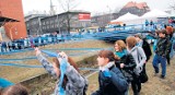 Śląskie ekologiczne: Blisko 150 uczniów &quot;przykrywało Rawę&quot;  błękitnymi wstęgami