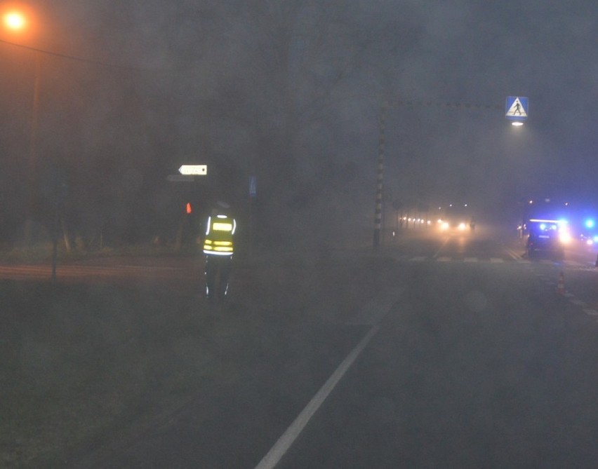 Zblewo. Samochód ciężarowy wjechał na stojącą przed przejściem osobówkę. Nastolatka trafiła do szpitala ZDJĘCIA 