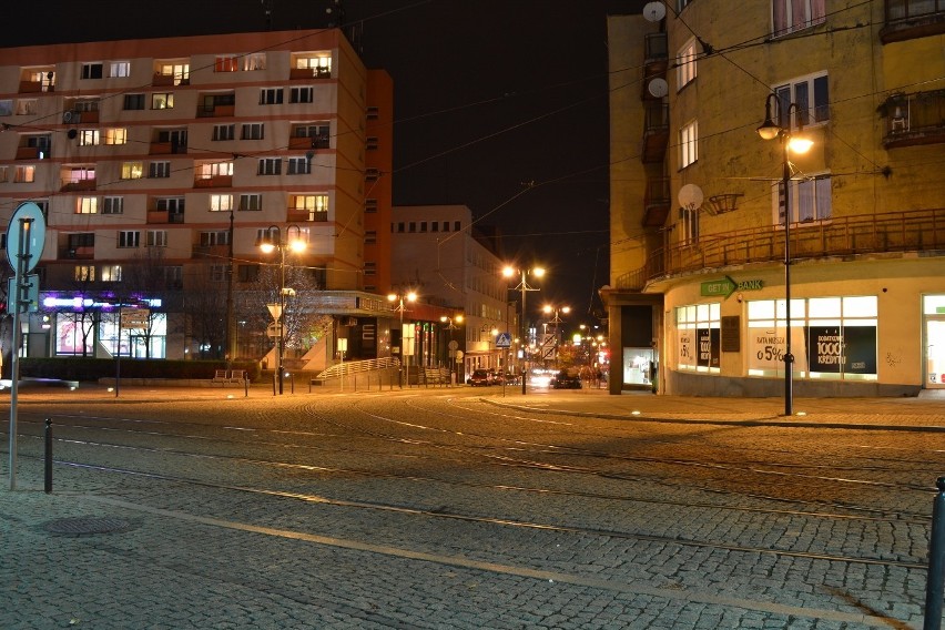 Zabrze nocą - widok z placu Wolności na ul. Powstańców...