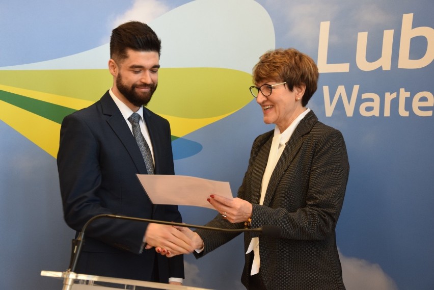 Symboliczne wręczenie stypendiów marszałkam studentom...