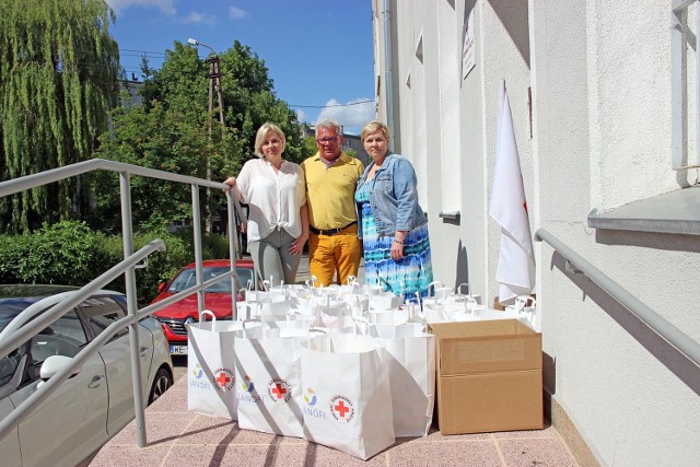 Joanna Ciesielska (MOPS) i Małgorzata Jedlina (Dzienny Dom Pobytu „Senior+”) odebrały paczki od Zdzisława Wiśniewskiego, prezesa Zarządu Rejonowego PCK w Kwidzynie.