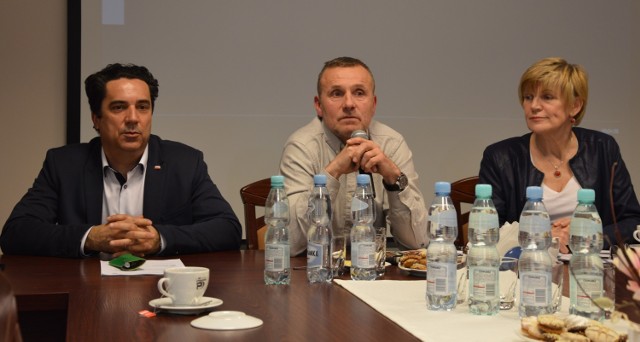 Jarosław Jurzak (po lewej), Zbigniew Starzec oraz Ewa Pawlusiak będą musieli rozstać się z telefonami i laptopami, z których dotąd korzystali. Chyba, że ich następcy zdecydują inaczej
