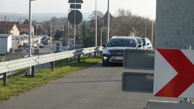 Od dzisiaj możliwy przejazd przez tamę Jeziora Nyskiego. Po południu otwarcie drogi.