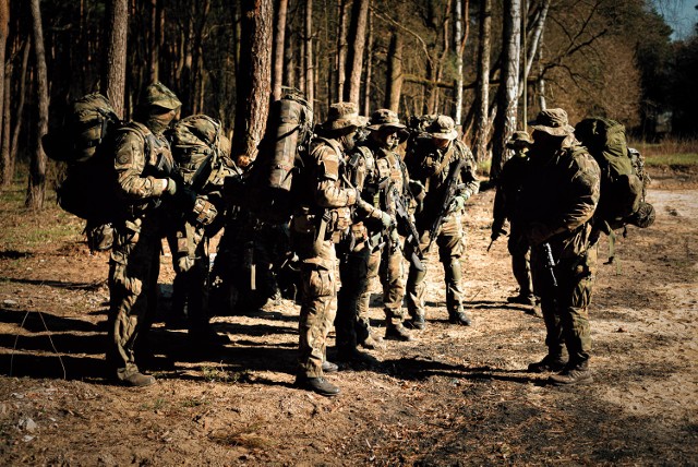 Żołnierze 9. Łódzkiej Brygady Obrony Terytorialnej ćwiczyli w lasach na terenie gminy Kluki