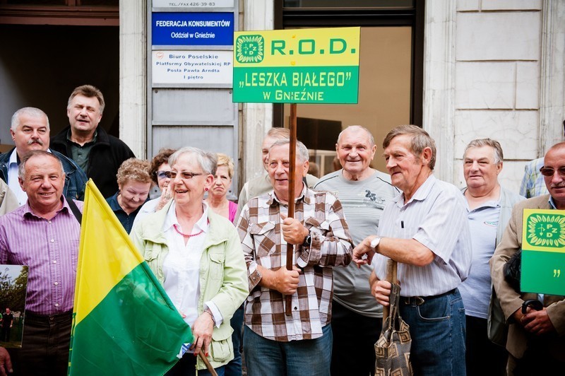Gniezno: Działkowcy protestowali pod biurem posła PO - Pawła Arndta