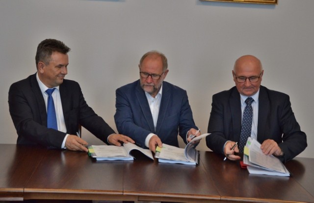 Podpisano umowę na 28 mln zł, w ramach której remontowi i modernizacji poddana zostanie oczyszczalnia ścieków w Kiełczewie. Pracę mają rozpocząć się w lipcu