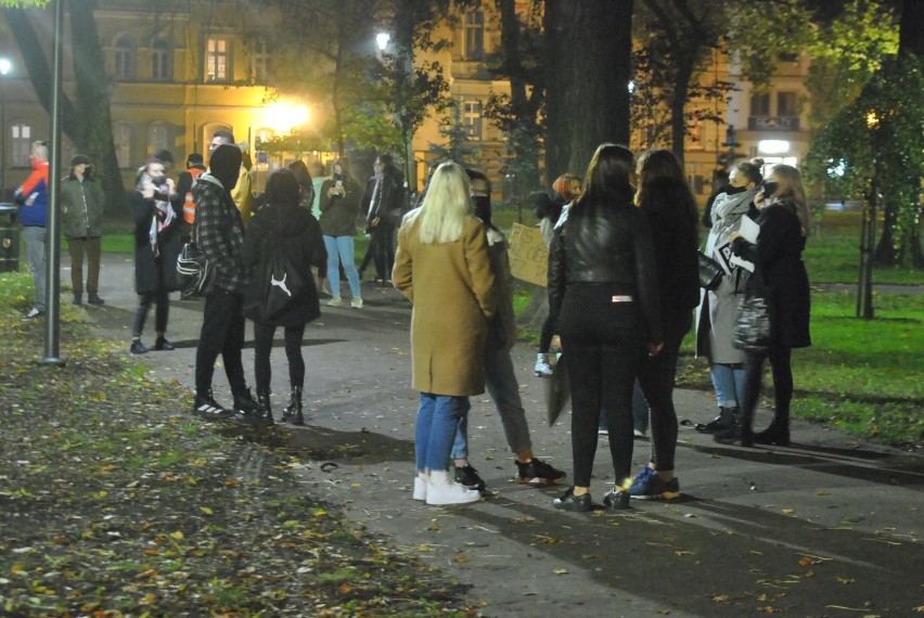 LESZNO. Strajk kobiet - dobył się ostatni marsz w ramach protestów wywołanych wyrokiem Trybunału Konstytucyjnego [ZDJĘCIA]