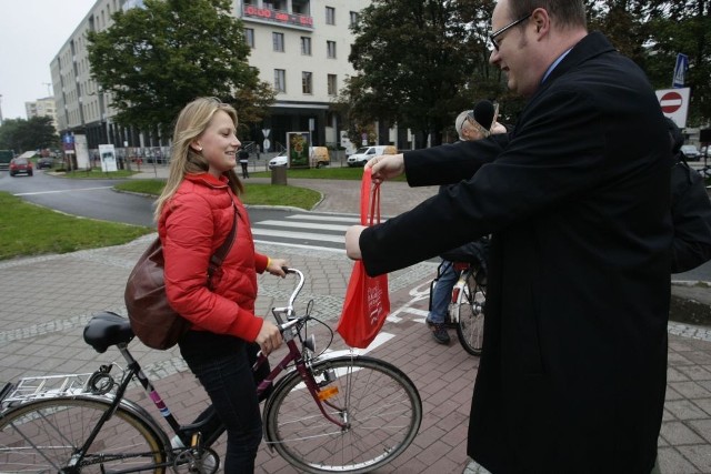 Podczas "Rowerowych Piątków" gdańscy samorządowcy rozdawali rowerzystom upominki