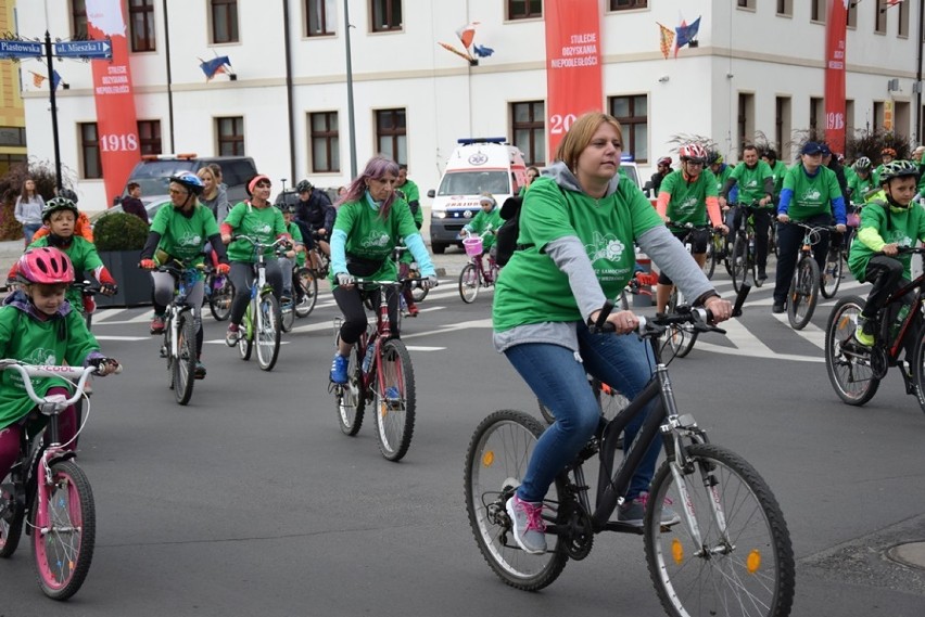 zień bez samochodu. Zwykły niezwykły przejazd rowerowy w...