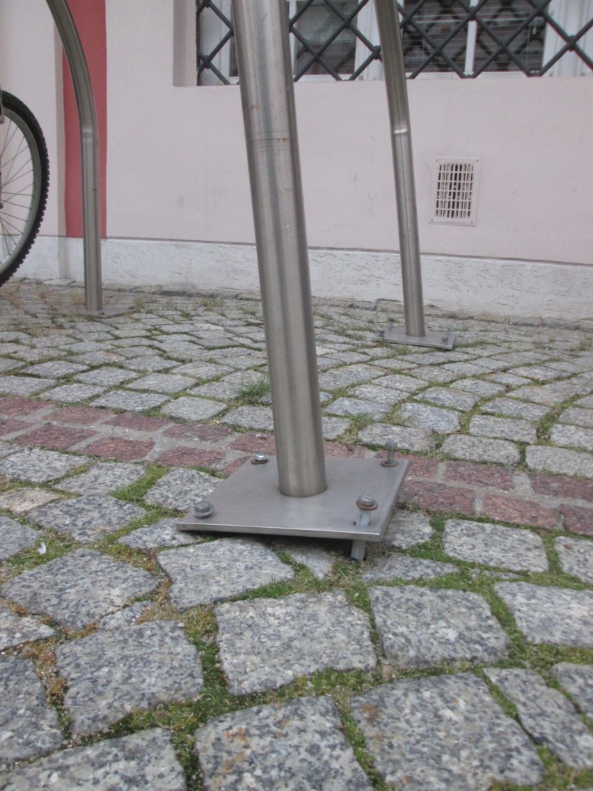 Feralne stojaki na rowery pod Urzędem Miasta Poznania