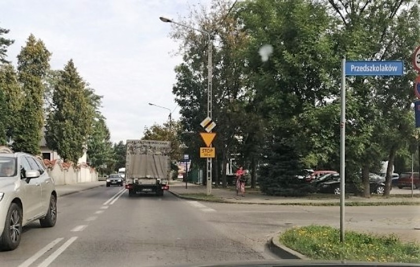 Tarnów. Kierowcy narażają życie, żeby skręcić z Przedszkolaków w lewo w Tuchowską 