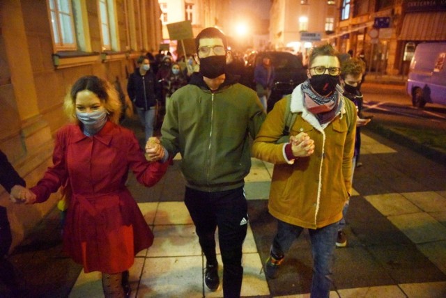 Protest z polonezem w roli głównej. Tak strajkowano w piątek, 6 listopada, w Zielonej Górze.