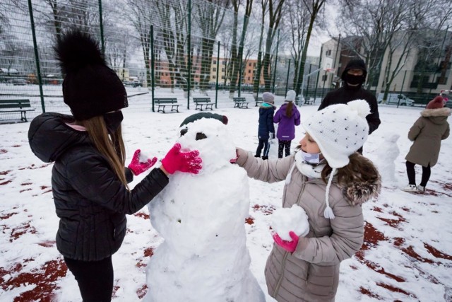 W Kujawsko-Pomorskiem spadł śnieg i dzieci od razu ruszyły na sanki. To było prawdziwe, śnieżne szaleństwo! Nie mogło się też obyć bez lepienia bałwana