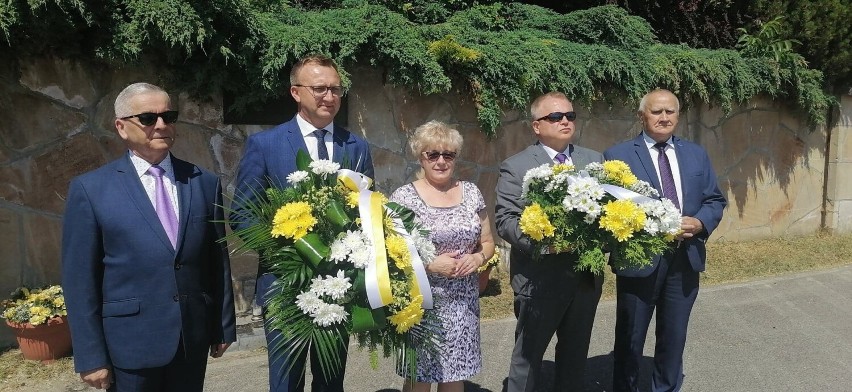 Od lewej: Kwiaty złożyli Ryszard Nagórny członek zarządu...
