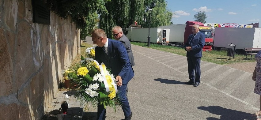 Mieszkańcy Sandomierza wspominają wizytę św. Jana Pawła II w Królewskim Mieście. Złożono kwiaty przed pomnikiem