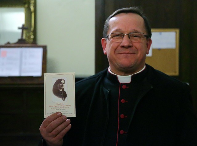 Ksiądz Grzegorz Gogol z wizerunkiem matki Wincenty