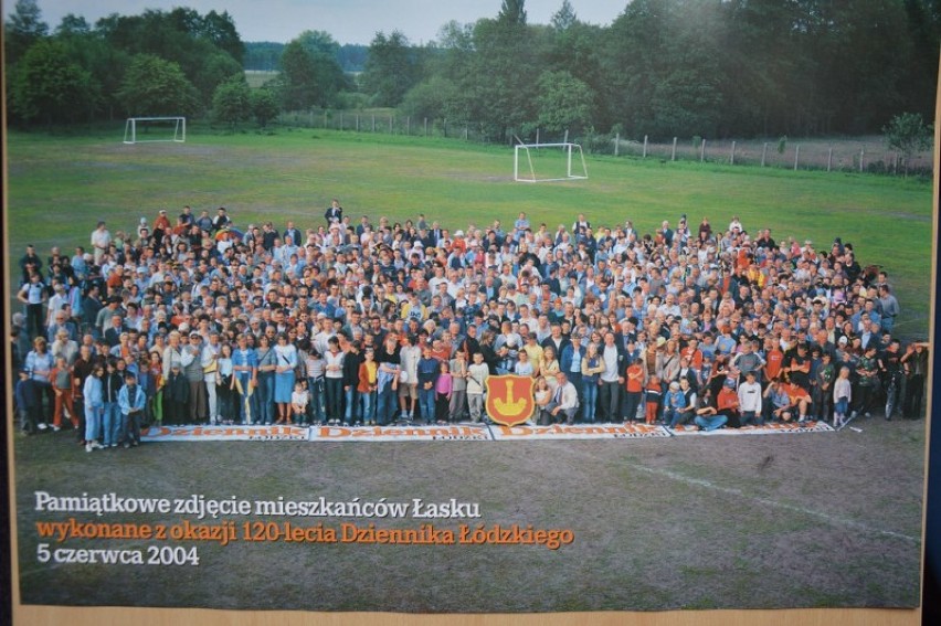 Wspólne zdjęcie łaskowian zostało zrobione 5 czerwca 2004...