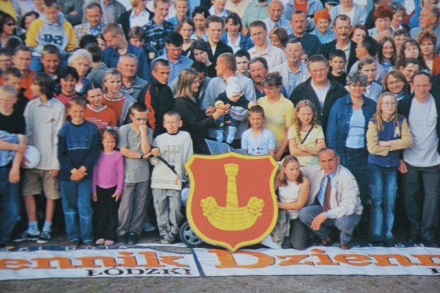 Wspólne zdjęcie łaskowian zostało zrobione 5 czerwca 2004 roku podczas Jarmarku Łaskiego z okazji 120. rocznicy powstania Dziennika Łódzkiego