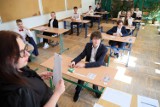 Egzamin ósmoklasisty w lubelskich szkołach. Jak uczniowie poradzili sobie z językiem polskim? Zobacz zdjęcia
