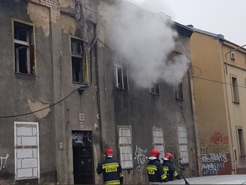 Katowice: Pożar kamienicy przy Górniczej [ZDJĘCIA]. Policjanci uratowali czworo bezdomnych