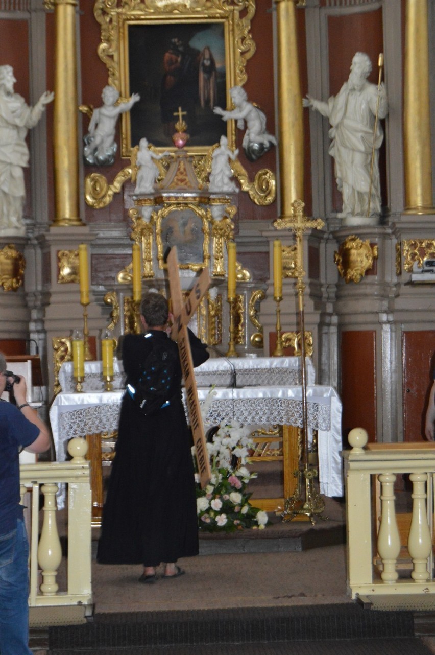 W upalny piątek księża z kilkunastu parafii regionu wieluńskiego nieśli na swoich ramionach krzyż modląc się o powołania[ZDJĘCIA]