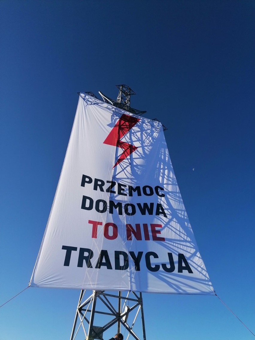 "Strajk Kobiet" wywiesił swój baner na krzyżu na Giewoncie. Górale dostaną szału! [ZDJĘCIA]