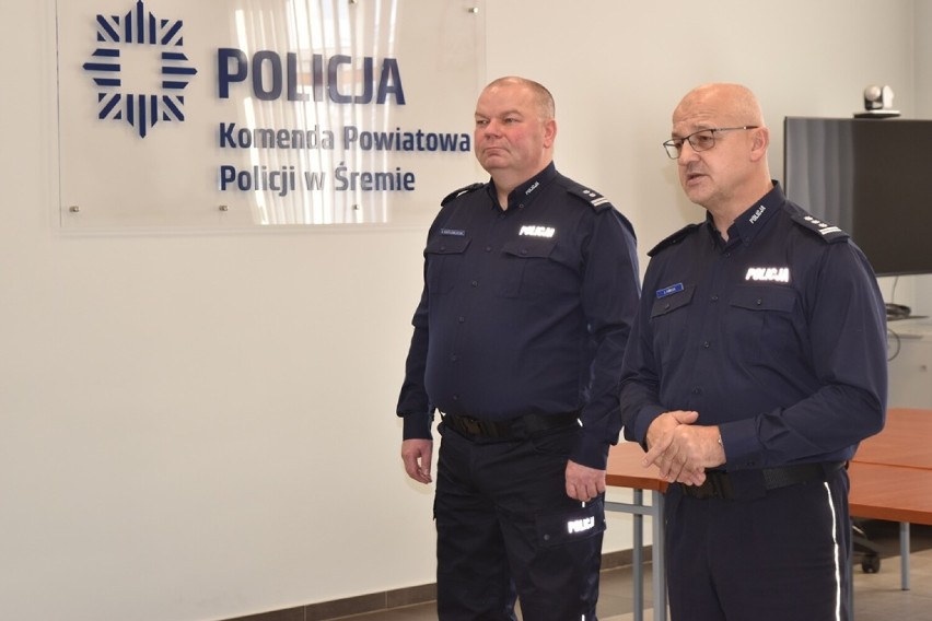 Śremscy policjanci z awansami. Komendant wyróżnił funkcjonariuszy podczas uroczystej zbiórki [zdjęcia]