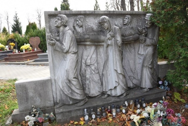 Złożenie Chrystusa do grobu. Płaskorzeźba w marmurze na grobie przedwojennego przemysłowca z Głuchołaz Konrada Methnera.