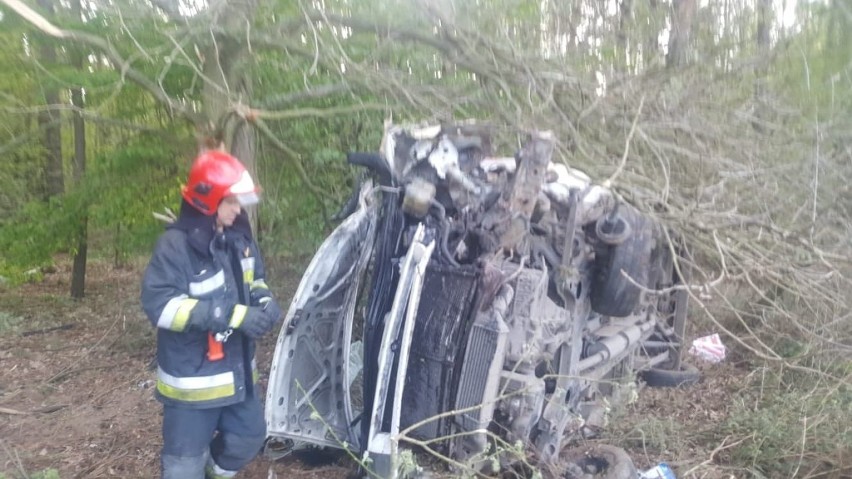 Samochód wypadł z drogi pod Wągrowcem. Nie obyło się bez interwencji straży pożarnej 