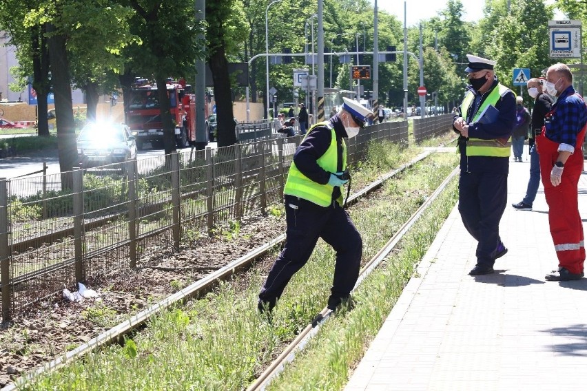 Mężczyzna wpadł pod tramwaj na Powstańców Śląskich we Wrocławiu [ZDJĘCIA]