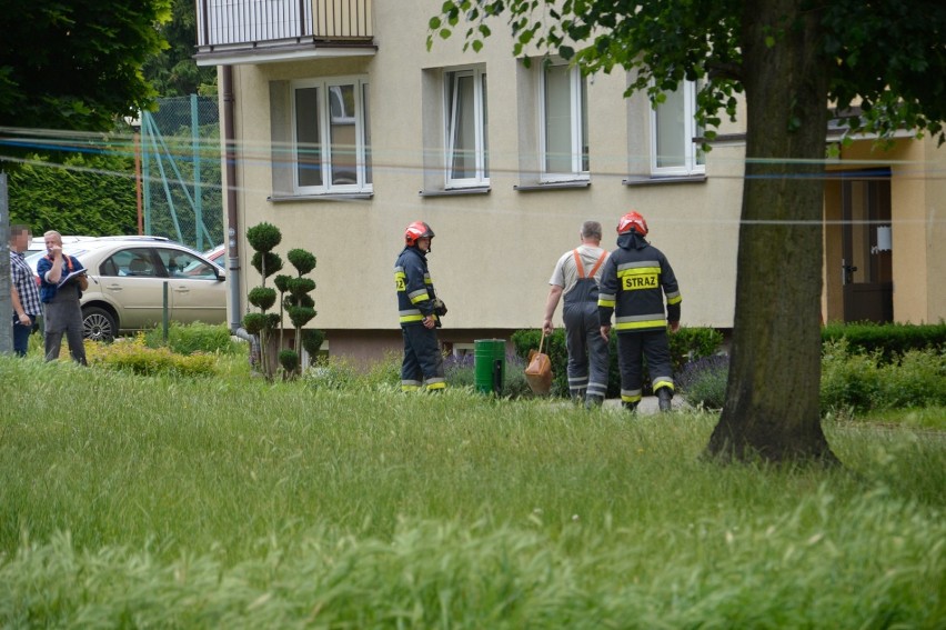Głogów: Ekipa remontowa przewierciła rurę z gazem w bloku przy ul. Sienkiewicza. ZDJĘCIA