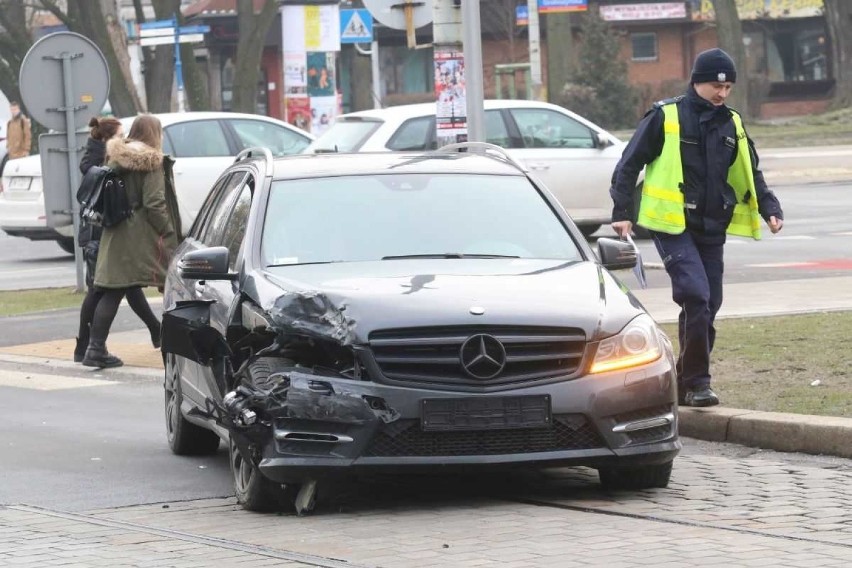 Wrocław. Zderzenie aut na ul.Grabiszyńskiej. Obaj kierowcy mieli zielone światło? [ZOBACZ ZDJĘCIA]