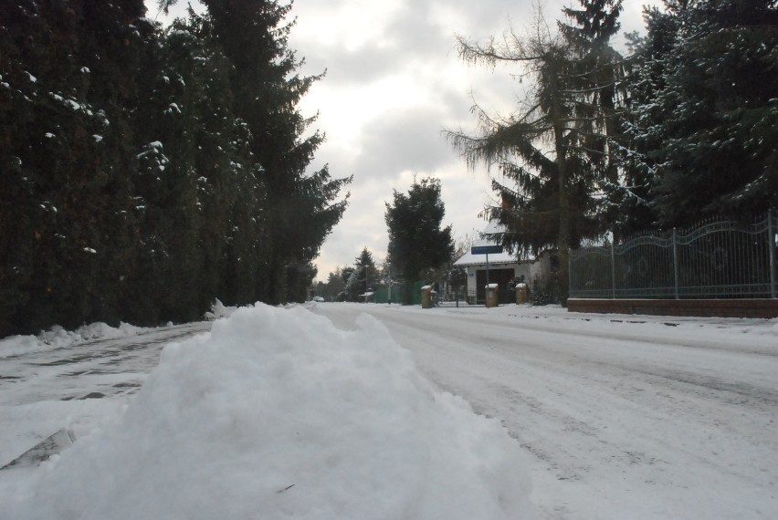 LESZNO. Zima dała się we znaki kierowcom. Mniej uczęszczane drogi oraz osiedlowe uliczki białe i śliskie [ZDJĘCIA] 