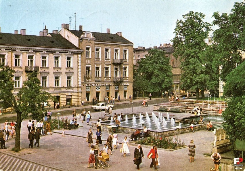 Lata 1980-1981, fontanna u zbiegu ulic Focha i Żeromskiego -...