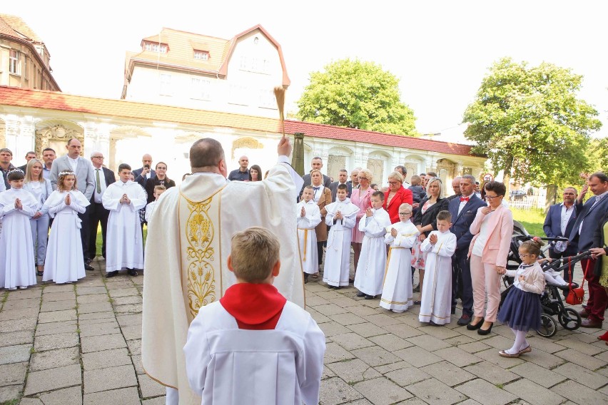 Uroczystość pierwszokomunijna w par. św. Krzyża w Lesznie