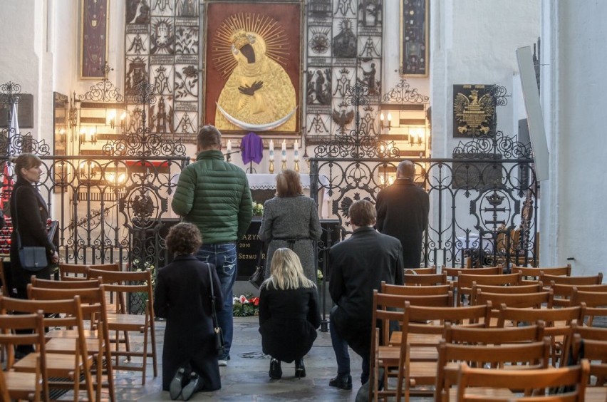 W gdańskich kościołach obchody 7.rocznicy Katastrofy Smoleńskiej [ZDJĘCIA]