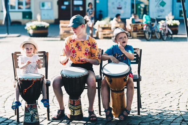 Wakacje w Lublińcu - bębny na rynku, gimnastyka w parku, sensoplastyka dla dzieci