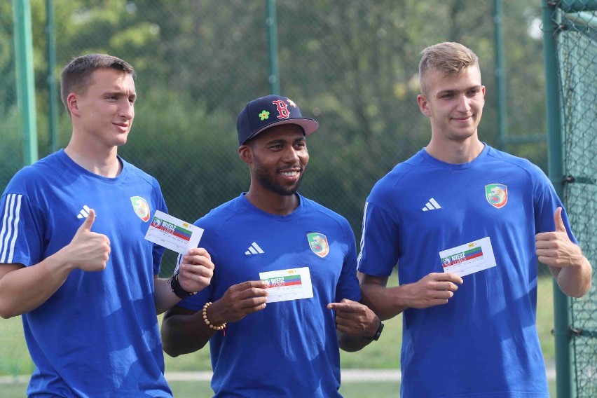Piłkarze Miedzi Legnica rozdawali bilety na niedzielny mecz