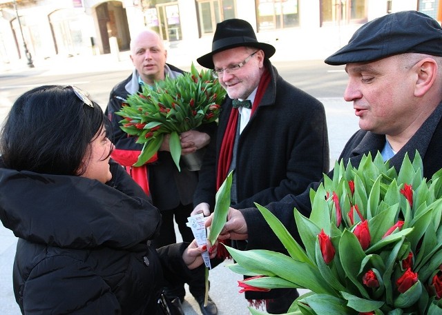 W środę w Piotrkowie tulipany paniom wręczali panowie z Loży Kulturalnej Stare Miasto