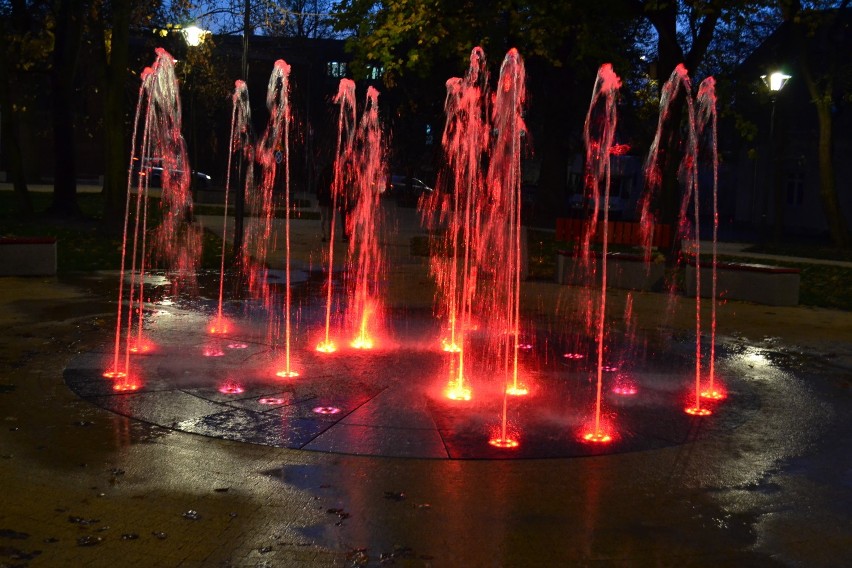 Plac Plebiscytowy w Kwidzynie. Kolorowa fontanna już działa! [ZDJĘCIA/FILM]
