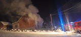 Pożar w Oczkowie. Płonął dom na ul. Bratkowej. Ewakuowano mieszkańców