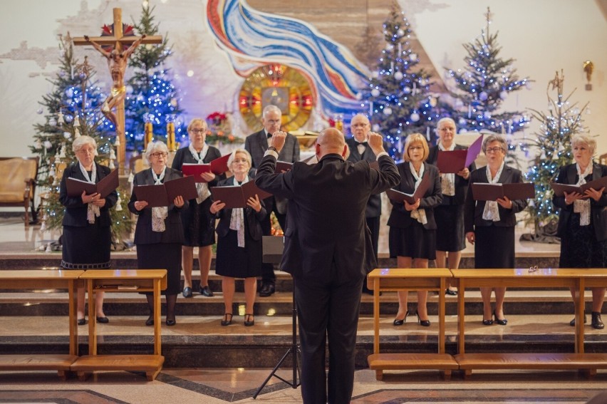 Koncert chórów „Gwiazdo świeć, kolędo leć…" na zakończenie kolędowania w Stalowej Woli. Zobacz zdjęcia