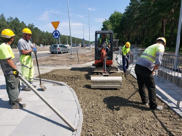 Buspas na ulicy Gdańskiej w Myślęcinku w Bydgoszczy prawie gotowy
Na całym odcinku nowego buspasa jest już nawierzchnia. Trwają nasadzania drzew i krzewów oraz prace porządkowe i wykończeniowe. 

W czerwcu udostępnione zostało dla ruchu nowe, bezpieczne rondo przy ulicy Rekreacyjnej. Obecnie trwa tam porządkowanie terenu oraz nasadzenia zieleni. Przy ul. Rekreacyjnej realizowane są także ostatnie prace przy układaniu chodników. Wkrótce gotowe będą też nawierzchnie dróg rowerowych. Zatoka autobusowa na ul. Gdańskiej (za wiaduktem) w stronę pętli w Myślęcinku została już udostępniona do ruchu.

Czytaj dalej >>